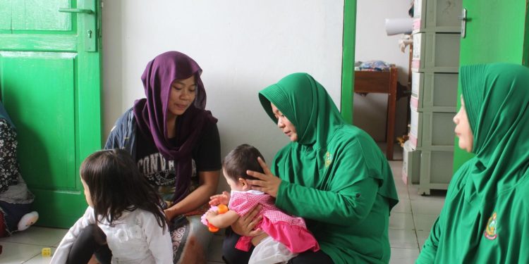 Kodim 0622 Kabupaten Sukabumi Berikan Bantuan kepada Anak Stunting di Desa Mekarjaya