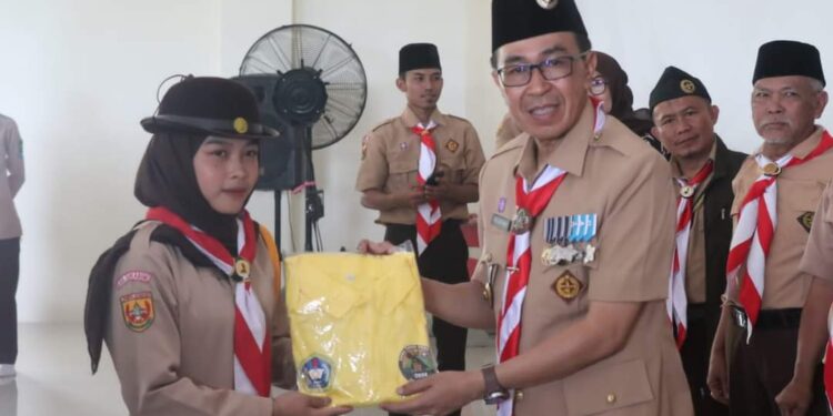 H. ADE SURYAMAN LEPAS KONTINGEN PRAMUKA KAB SUKABUMI UNTUK MENGIKUTI GEMA TUNAS III TINGKAT JABAR