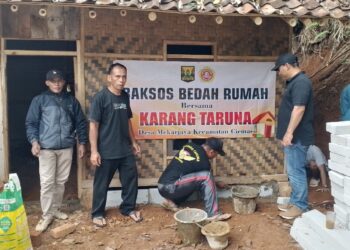 Karang Taruna Desa Mekarjaya Bedah Rumah Warga Kurang Mampu