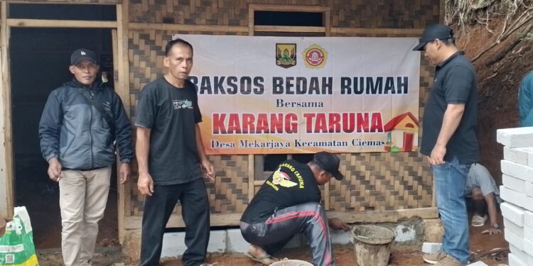 Karang Taruna Desa Mekarjaya Bedah Rumah Warga Kurang Mampu