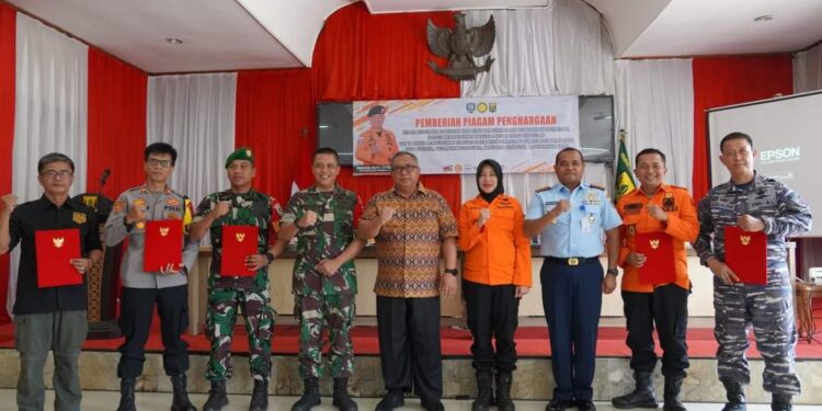 UNSUR SAR GABUNGAN KABUPATEN SUKABUMI MENDAPAT PENGHARGAAN DARI BASARNAS