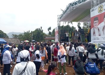 Paslon no 2 Asep Japar-Andreas Disambut Ratusan Warga Cireunghas dalam Acara Jalan Santai
