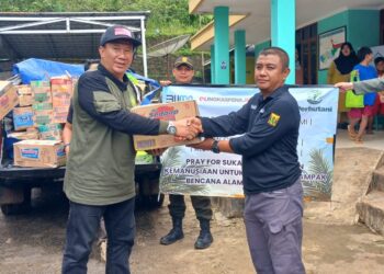 Perhutani Berikan Bantuan Kepada Korban Banjir dan Longsor di Desa Ciemas, Sukabumi