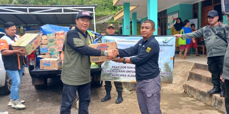Perhutani Berikan Bantuan Kepada Korban Banjir dan Longsor di Desa Ciemas, Sukabumi