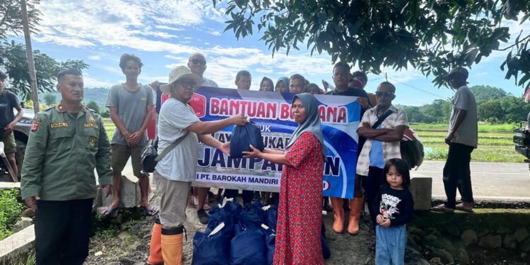 KSDA Jabar dan PT. Barokah Salurkan Bantuan Sembako ke Korban Banjir Sukabumi
