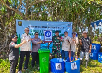 Lestarikan Pesisir Pantai Minajaya, Pokdarwis dan PT BSM Tanam 2000 Pohon Pandan