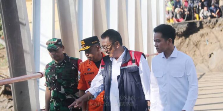 Wapres dan Bupati Sukabumi Tinjau Kondisi Jembatan Putus di Bojongkopo, Simpenan