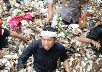 Tak Hanya Pantau, Gubernur Jabar dan Bupati Sukabumi Beri Solusi dengan Turun Langsung Bersihkan Sungai Cipalabuan