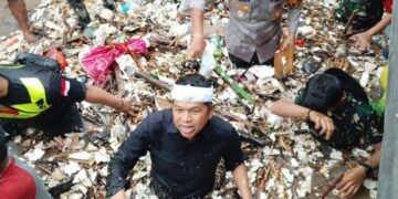 Tak Hanya Pantau, Gubernur Jabar dan Bupati Sukabumi Beri Solusi dengan Turun Langsung Bersihkan Sungai Cipalabuan