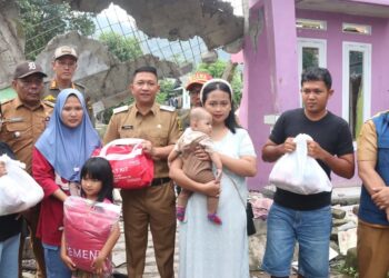 WABUP ANDREAS SERAHKAN BANTUAN KEPADA WARGA TERDAMPAK DI KELURAHAN PALABUHANRATU