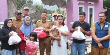 WABUP ANDREAS SERAHKAN BANTUAN KEPADA WARGA TERDAMPAK DI KELURAHAN PALABUHANRATU
