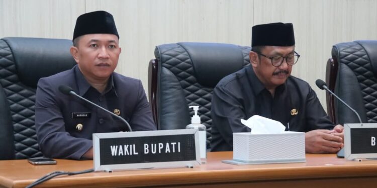BUPATI DAN WAKIL BUPATI SUKABUMI HADIRI RAPAT PARIPURNA DPRD AGENDA PENYAMPAIAN PANDANGAN FRAKSI