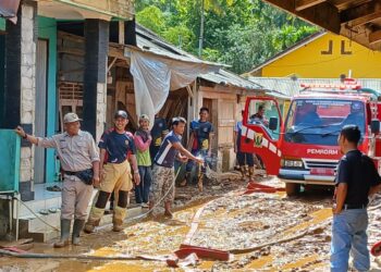 Forkopimcam Ciemas dan Warga Gotong Royong Bersihkan Lumpur Pasca Banjir