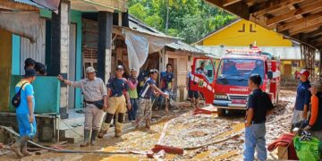 Forkopimcam Ciemas dan Warga Gotong Royong Bersihkan Lumpur Pasca Banjir