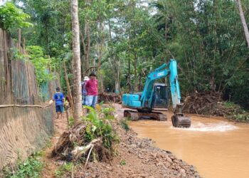 Antisipasi Banjir Susulan,  Pemdes Ciemas Lakukan Pengerukan Sungai dengan Bantuan Alat Berat dari  PT GMB