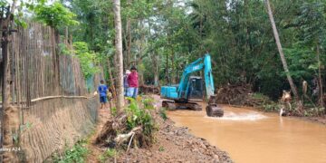 Antisipasi Banjir Susulan,  Pemdes Ciemas Lakukan Pengerukan Sungai dengan Bantuan Alat Berat dari  PT GMB