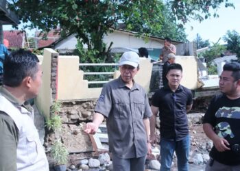 TINJAU LOKASI TERDAMPAK BENCANA, SEKDA APRESIASI SEMANGAT GOTONGROYONG WARGA