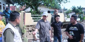 TINJAU LOKASI TERDAMPAK BENCANA, SEKDA APRESIASI SEMANGAT GOTONGROYONG WARGA