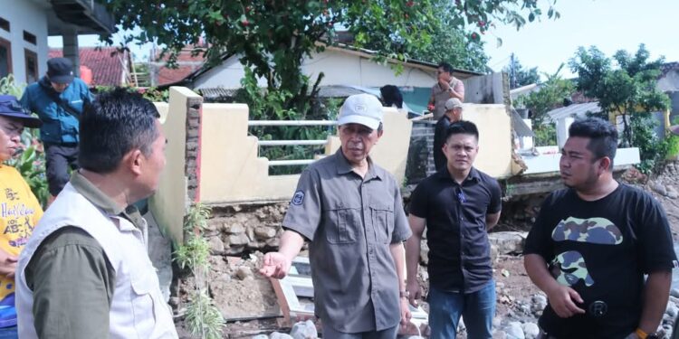 TINJAU LOKASI TERDAMPAK BENCANA, SEKDA APRESIASI SEMANGAT GOTONGROYONG WARGA
