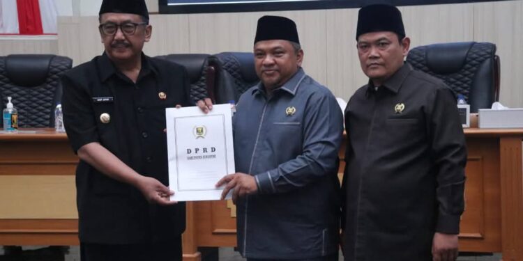 Bupati Hadiri Paripurna DPRD Sukabumi, Terima Rekomendasi LKPJ Tahun Anggaran 2024