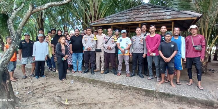 Taopik Guntur Anggota DPRD Sukabumi, Sosialisasikan Kesadaran Terhadap Kebersihan Pantai di Geopark Ciletuh