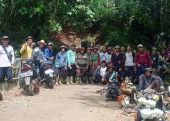 Semangat Kebersamaan Pemdes Girimukti dan Warga Perbaiki Jalan Rusak Akibat Bencana Alam