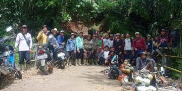 Semangat Kebersamaan Pemdes Girimukti dan Warga Perbaiki Jalan Rusak Akibat Bencana Alam