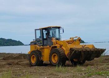 Bersihkan Sampah di Pantai Palangpang, Anggota DPRD Taopik Guntur Turunkan Alat Berat