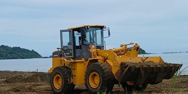 Bersihkan Sampah di Pantai Palangpang, Anggota DPRD Taopik Guntur Turunkan Alat Berat