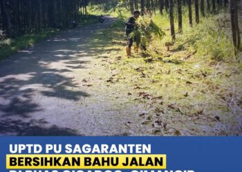 UPTD PU Sagaranten Bersihkan Bahu Jalan di Ruas Cigadog-Cimangir