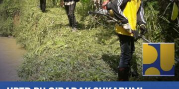Jaga Fungsi Irigasi, UPTD PU Wilayah II Cibadak Lakukan Pembersihan di Desa Parakanlima