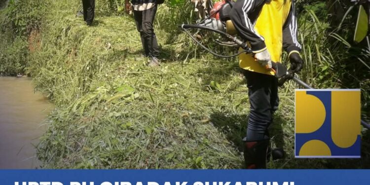 Jaga Fungsi Irigasi, UPTD PU Wilayah II Cibadak Lakukan Pembersihan di Desa Parakanlima