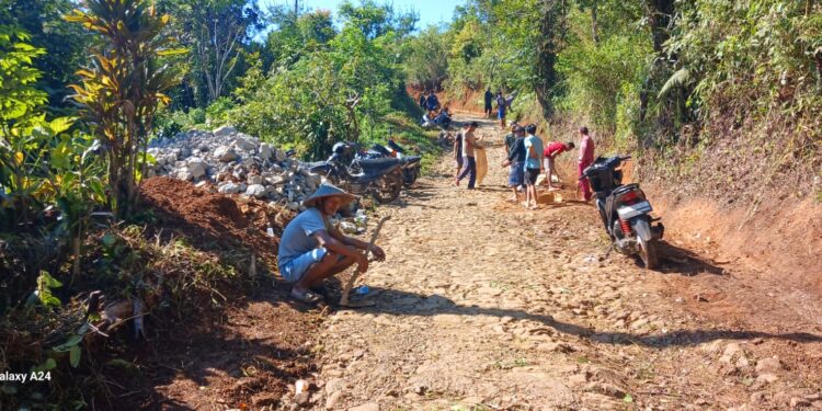 Gotong Royong Warga Ciputat Bersihkan Ruas Jalan Cimarinjung-Cibuluh Jelang Pengaspalan