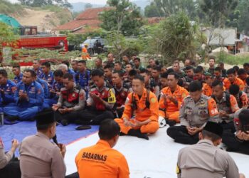 Wujudkan Empati, Polisi dan Tim SAR Gelar Doa Bersama di Lokasi Longsor
