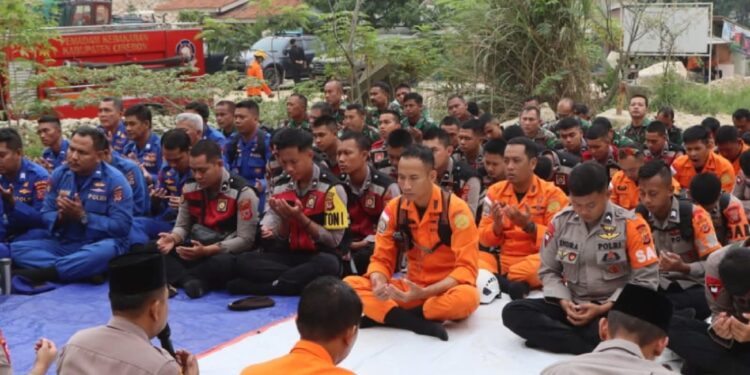 Wujudkan Empati, Polisi dan Tim SAR Gelar Doa Bersama di Lokasi Longsor