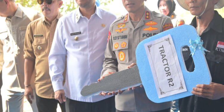Kapolda Jabar dan Wakil Gubernur Saksikan Panen Raya Jagung Serentak di Indramayu