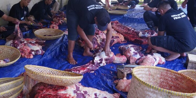 Polda Jabar Serahkan 77 Sapi dan 35 Kambing untuk Kurban Iduladha