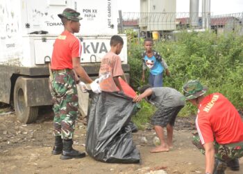 TNI AL Peduli Lingkungan: Pasmar 3 Bersihkan Sampah Plastik di Jembatan Puri Sorong