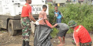TNI AL Peduli Lingkungan: Pasmar 3 Bersihkan Sampah Plastik di Jembatan Puri Sorong