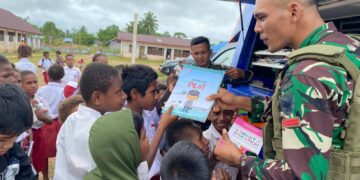 Perpustakaan Keliling Satgas Yonif 144/JY Bangkitkan Minat Baca Siswa SD di Boven Digoel