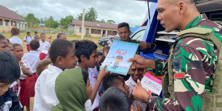 Perpustakaan Keliling Satgas Yonif 144/JY Bangkitkan Minat Baca Siswa SD di Boven Digoel