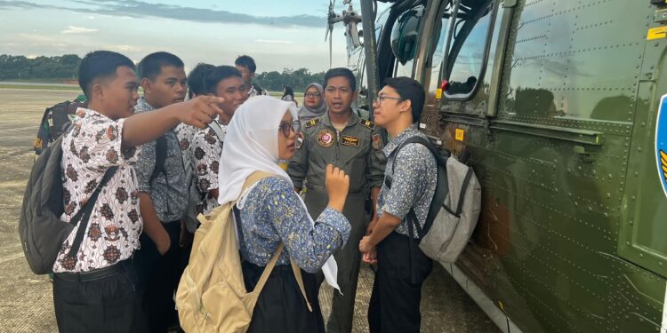 Open Base TNI AU di Batam, Pelajar Antusias Sambut Alutsista