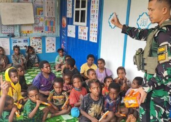 TNI Jadi Guru di Papua Tengah, Dukung Semangat Belajar Anak-anak