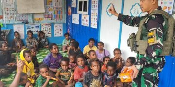 TNI Jadi Guru di Papua Tengah, Dukung Semangat Belajar Anak-anak