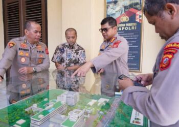Kapolda Jabar dan Waastama Ren Kapolri Tinjau Proyek RS Bhayangkara Sartika Asih Bandung