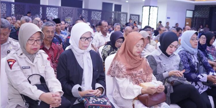HUT Bhayangkara ke-79, Polda Jabar Beri Perhatian bagi Warakawuri Lewat Baksos