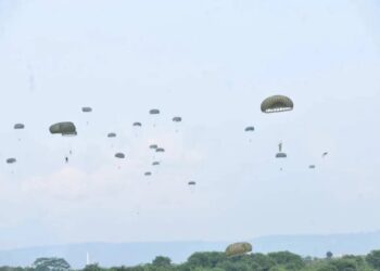 300 Prajurit Brigif 17 Kostrad Laksanakan Latihan Terjun di Karawang