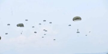 300 Prajurit Brigif 17 Kostrad Laksanakan Latihan Terjun di Karawang
