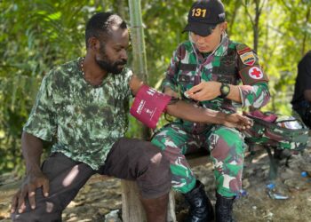 Satgas Yonif 131/Brajasakti Gelar Pengobatan Keliling untuk Warga Kampung Mosso