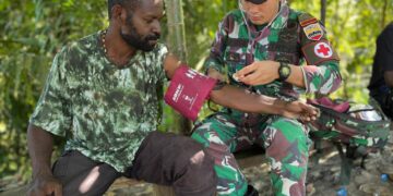 Satgas Yonif 131/Brajasakti Gelar Pengobatan Keliling untuk Warga Kampung Mosso